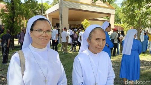 Sr Yusta Ikat, CIJ, bersama rekannya saat menunggu jenazah Mgr) Petrus Turang di Istana Keuskupan Agung Kupang, Sabtu (5/4/2025). (Foto: Simon Selly/detikBali)