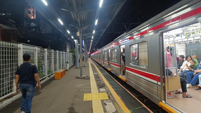 Stasiun Cawang tampak sepi dari penumpang atau anak kereta (anker) pada H+5 Lebaran. Penumpukan anker yang biasanya memunculkan antrean hingga berdesak-desakan tak terlihat, Sabtu (5/4/2025) malam.
