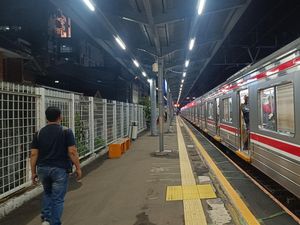 Libur Lebaran, Stasiun Cawang Masih Lengang dari Anker Malam Ini