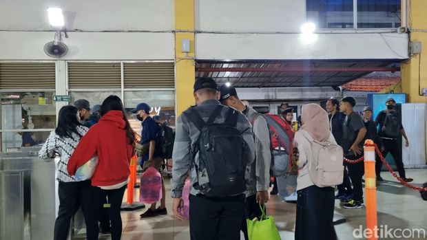 Suasana arus balik di Terminal Purabaya.