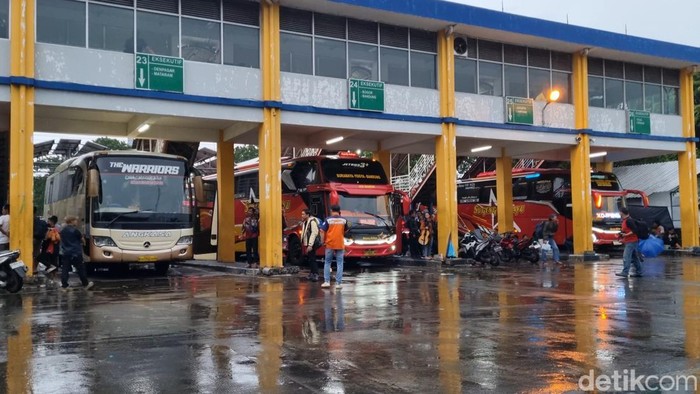 Suasana arus balik di Terminal Purabaya.