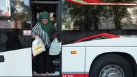 Penumpang turun dari bus antarkota antarprovinsi (AKAP) pada arus balik Lebaran 1446 H di Terminal Mengwi, Badung, Bali, Sabtu (5/4/2025).
