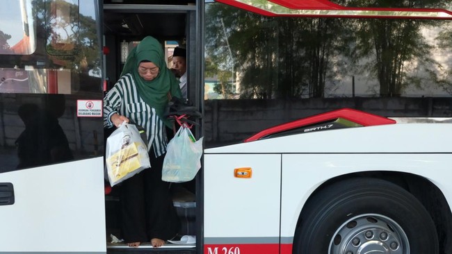 Suasana Arus Balik Lebaran 2025 di Terminal Mengwi Bali