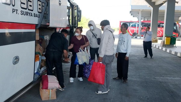 Suasana Arus Balik Lebaran 2025 di Terminal Mengwi Bali