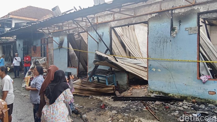 Suasana bedeng lima pintu yang hangus terbakar, diduga akibat ledakan gas.