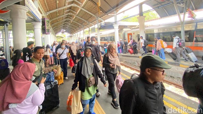 Suasana penumpang di Stasiun Gubeng Daop 8 Surabaya.