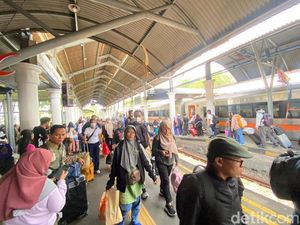 29 Ribu Penumpang Padati Stasiun Daop 8 Surabaya Jelang Libur HUT RI