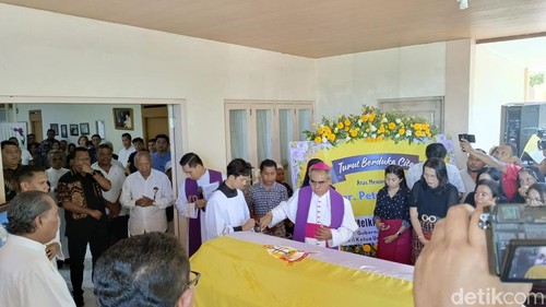 Suasana saat penerimaan jenazah Mgr. Petrus Turang, di Istana Keuskupan Agung Kupang, Sabtu (5/4/2025).