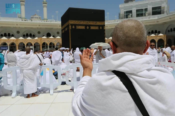 Suasana salat Jumat pertama di Masjidil Haram, Jumat (4/4/2025).