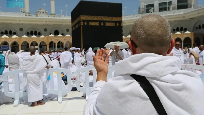 Suasana salat Jumat pertama di Masjidil Haram, Jumat (4/4/2025).