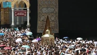 Jemaah memadati pelataran Kabah. Beberapa di antaranya berdoa sambil membawa payung. Foto: Saudi Press Agency