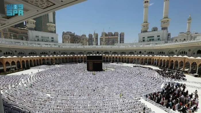 Suasana salat Jumat pertama di Masjidil Haram, Jumat (4/4/2025).