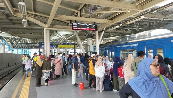 Suasana Stasiun Manggarai, Jaksel pada Sabtu (5/4/2025) siang.