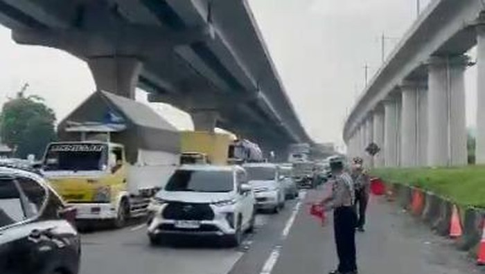 Tangkapan layar video menunjukkan situasi di Km 25 Tol Cikampek arah Jakarta yang diunggah akun TMC Polda Metro