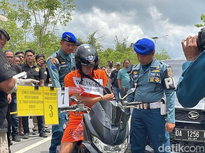 Tersangka Jumran saat rekonstruksi pembunuhan jurnalis Juwita.