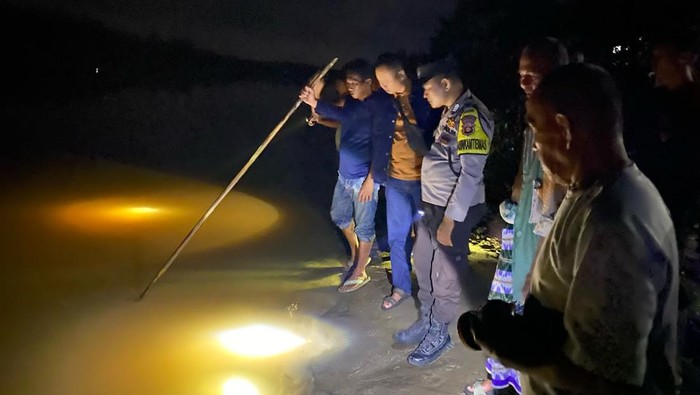 Tim SAR gabungan melakukan pencarian terhadap dua bocah di Ogan Ilir yang hilang tenggelam.