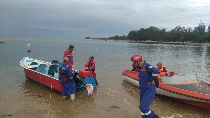 Tim SAR mencari nelayan yang hilang diterjang ombak di Balikpapan.