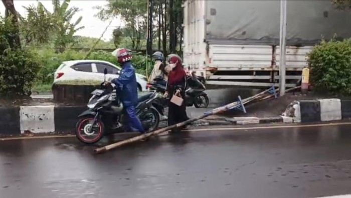 U-turn di Pantura Cirebon dijebol warga