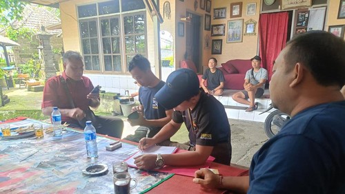 Unit Reskrim Polsek Klungkung mendatangi rumah I Kadek Gunawan, pria yang nyaris menjadi korban begal di di Jalan Bypass Ida Bagus Mantra, tepatnya di Simpang Watu Klotok menuju Desa Tojan, Klungkung. (Dok. Polres Klungkung)