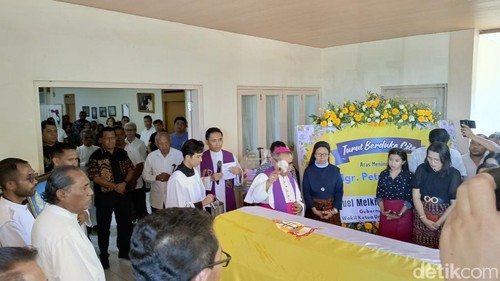 Uskup Agung Kupang Mgr. Hironimus Pakaenoni saat memimpin misa penerimaan jenazah di Istana Keuskupan Agung Kupang, Sabtu (5/4/2025).