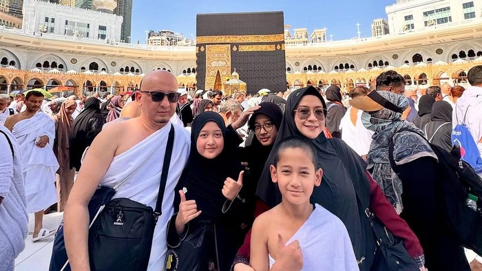 Ustaz Zacky Mirza bersama keluarga umrah setelah Lebaran di Madinah.