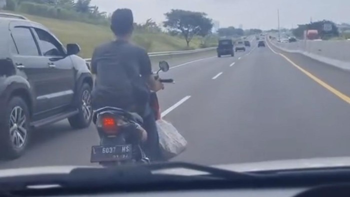 viral pemotor masuk tol gresik-surabay