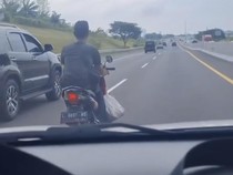 Video: Heboh Pemotor Santuy Masuk Tol Surabaya-Gresik Berujung Ditilang