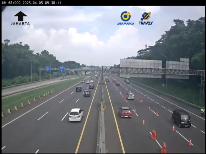 Volume kendaraan arus balik ke Jakarta meninggi. Contraflow diterapkan di Tol Jakarta-Cikampek Km 70 hingga Km 47 untuk menampung tingginya volume arus balik. (dok Jasamarga)