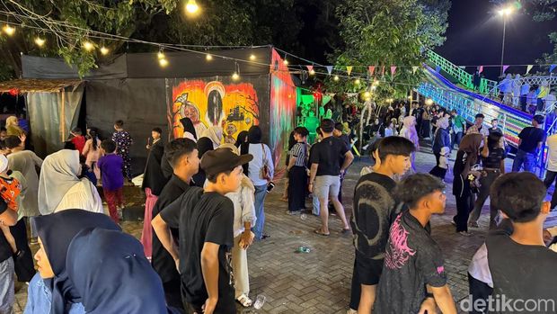 Wahana Rumah Hantu dan Rainbow Slide di Pantai Pulau Datok Kayong Utara, Kalbar.