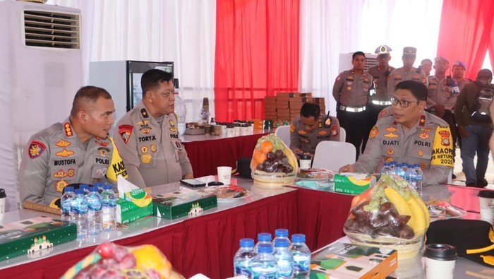 Wakapolda Metro Jaya Brigjen Djati Wiyoto Abadhy meninjau Pos Tol Jakarta-Cikampek Km 25B untuk memastikan arus balik pemudik berjalan lancar. (dok Ist) (dok Ist)