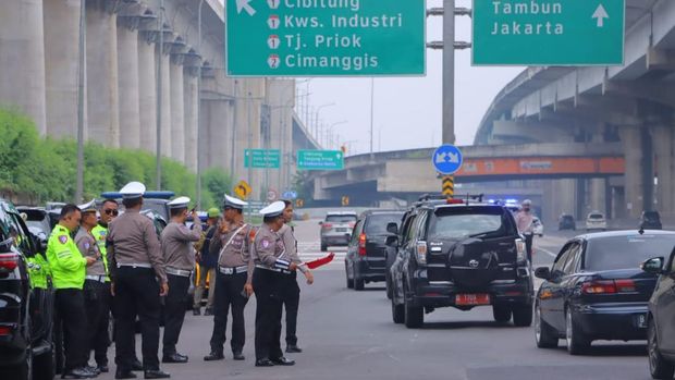 Wakapolda Metro Jaya Brigjen Djati Wiyoto Abadhy meninjau Pos Tol Jakarta-Cikampek Km 25B untuk memastikan arus balik pemudik berjalan lancar. (dok Ist) (dok Ist)