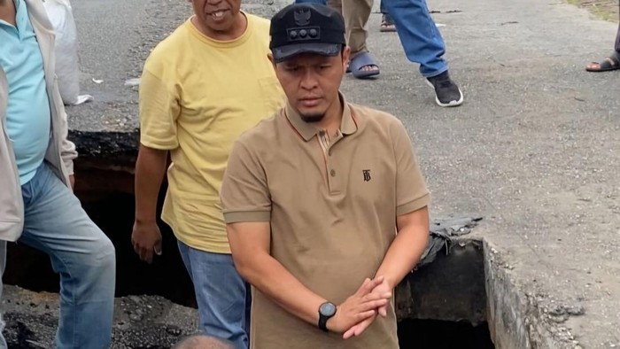 Agung Nugroho saat meninjau jalan amblas