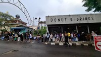Blok M adalah surga kuliner yang tak pernah sepi dari pagi hingga malam. Di sekitar area ini, tenda-tenda makanan kaki lima menyajikan hidangan lokal seperti sate ayam, soto, bakso, dan jajanan lainnya yang menggugah selera. Tak hanya itu, deretan kedai kekinian juga memanjakan lidah para pencinta kuliner modern—mulai dari Kopi Tuku yang populer hingga OO Donut yang jadi favorit anak skena. (Belia/detikcom)