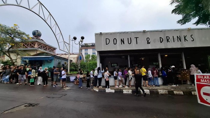 Warga mengantre di jajanan viral Blok M. (Belia/detikcom)