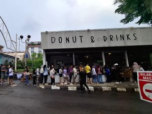 Cerita Dinas Rela Antre Hujan-hujanan demi Jajal Makanan Viral di Blok M