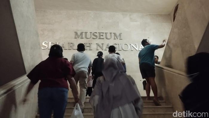Warga mengunjungi Museum Sejarah di Monas, Jakpus, Sabtu (5/4/2025). (Fawdi/detikcom)