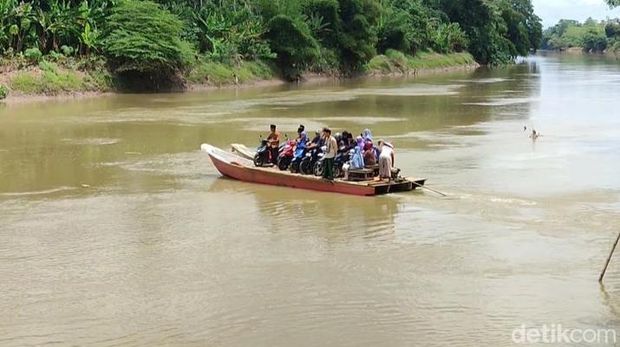 Warga Pangandaran yang akan menyebrang untuk silaturahmi ke Cilacap, Jateng