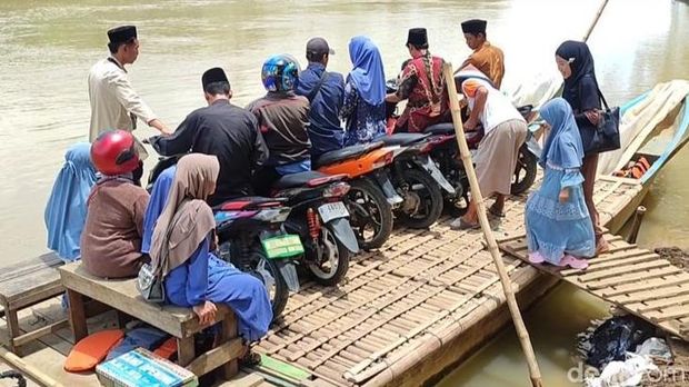 Warga Pangandaran yang akan menyebrang untuk silaturahmi ke Cilacap, Jateng