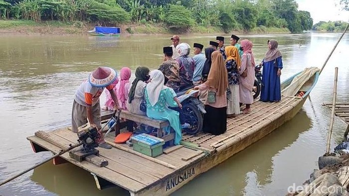 Warga Pangandaran yang akan menyebrang untuk silaturahmi ke Cilacap, Jateng