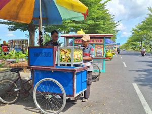 Keuntungan Pedagang Rujak di Mataram Naik Saat Libur Lebaran 2025
