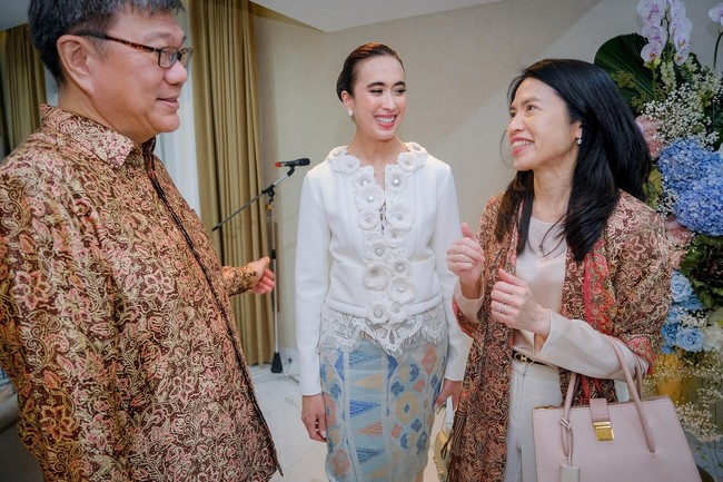 Widi Wardhana kembali bergaya feminim elegan ketika silaturahmi ke rumah keluarga Menteri Investasi dan Hilirisasi/ Kepala BKPM dan CEO Danantara, Rosan Perkasa Roeslani.Foto: Instagram @widi.wardhana