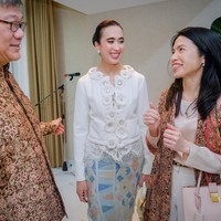 Widi Wardhana kembali bergaya feminim elegan ketika silaturahmi ke rumah keluarga Menteri Investasi dan Hilirisasi/ Kepala BKPM dan CEO Danantara, Rosan Perkasa Roeslani.Foto: Instagram @widi.wardhana
