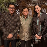 Tahun ini, Lebaran Widi Wardhana disibukkan dengan berbagai agenda open house. Sebelum Idul Fitri, Widi terlebih dahulu bersilahturahmi saat malam takbiran ke rumah Prabowo mengenakan busana cokelat yang stylish dipadukan dengan belt dan scarf. Foto: Instagram @widi.wardhana