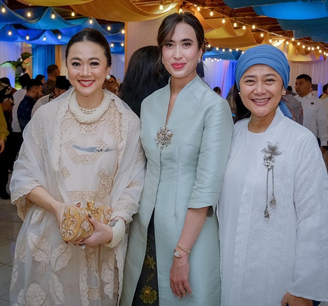 Di hari kedua Lebaran, pengusaha tersebut bersilaturahmi ke rumah Wakil Ketua DPR RI, Sufmi Dasco Ahmad.Ketika itu, ia memakai atasan bernuansa biru muda yang dilengkapi dengan bros cantik dan kain Batik. Gaya elegannya bisa jadi inspirasi kamu bersilaturahmi selama masa Lebaran. Foto: Instagram @widi.wardhana