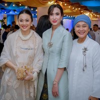 Di hari kedua Lebaran, pengusaha tersebut bersilaturahmi ke rumah Wakil Ketua DPR RI, Sufmi Dasco Ahmad.Ketika itu, ia memakai atasan bernuansa biru muda yang dilengkapi dengan bros cantik dan kain Batik. Gaya elegannya bisa jadi inspirasi kamu bersilaturahmi selama masa Lebaran. Foto: Instagram @widi.wardhana