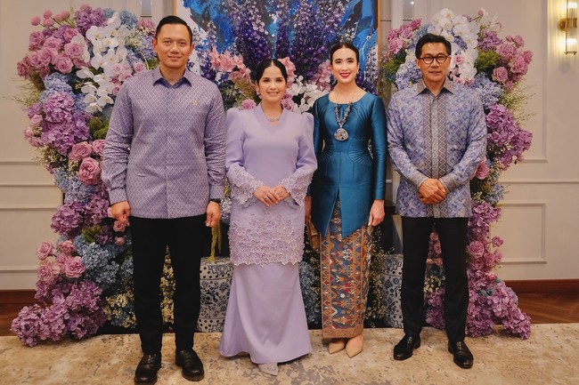 Sedangkan saat mengunjungi open house Keluarga Yudhoyono, Widi memilih atasan berwarna biru metalik yang mencuri perhatian. Kali ini ia menambah kesan tradisional dengan mengenakan kalung etnik dan kain tenun.Foto: Instagram @widi.wardhana