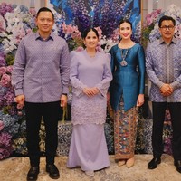 Sedangkan saat mengunjungi open house Keluarga Yudhoyono, Widi memilih atasan berwarna biru metalik yang mencuri perhatian. Kali ini ia menambah kesan tradisional dengan mengenakan kalung etnik dan kain tenun.Foto: Instagram @widi.wardhana