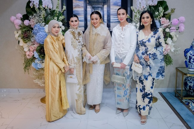 Pemilik nama lengkap Widiyanti Putri Wardhana tersebut cantik dengan atasan berdetail bunga 3D dan kain tenun bernuansa biru muda yang cerah. Gayanya semakin elegan dengan anting mutiara dan pointy heels.Foto: Instagram @widi.wardhana