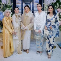 Pemilik nama lengkap Widiyanti Putri Wardhana tersebut cantik dengan atasan berdetail bunga 3D dan kain tenun bernuansa biru muda yang cerah. Gayanya semakin elegan dengan anting mutiara dan pointy heels.Foto: Instagram @widi.wardhana