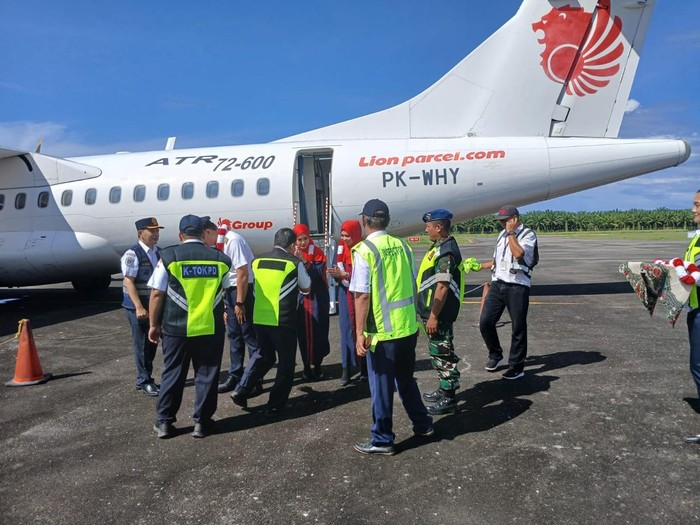 Wings Air Pesawat Wings Air pertama kali mendarat di Bandar Udara Cut Nyak Dhien. Penerbangan perdana dari Bandara Kualanamu, Medan ini membuka era baru konektivitas untuk tiga kabupaten: Nagan Raya, Aceh Barat, dan Aceh Barat Daya